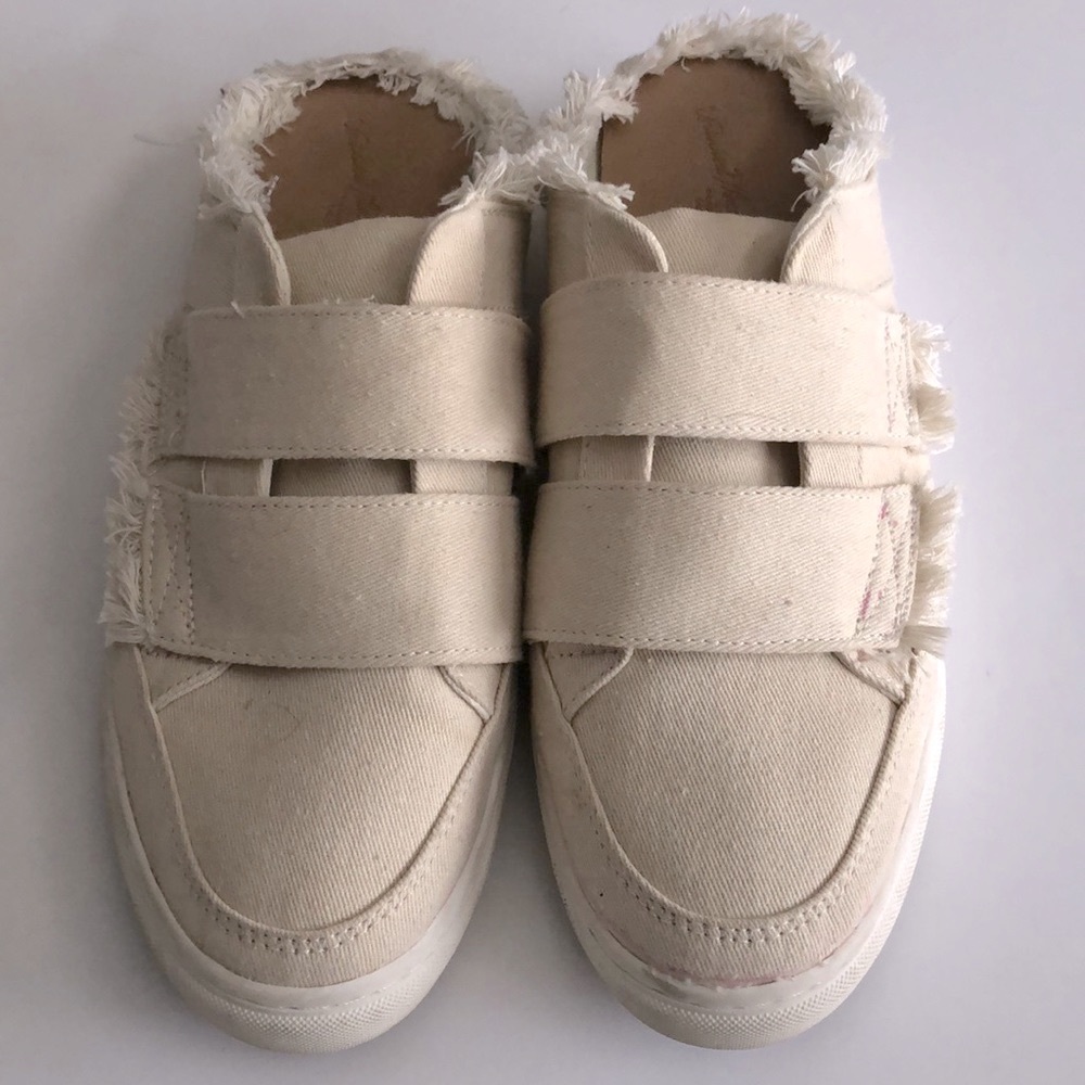 Universal Thread Goods co cream canvas mules